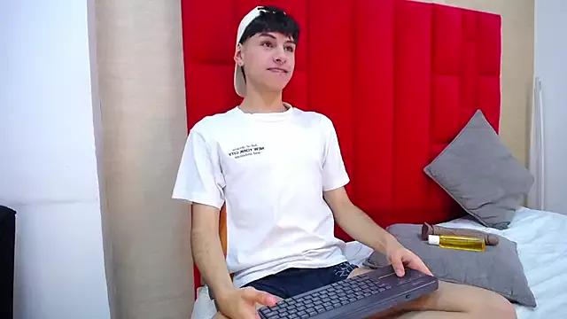 Discover our girls online shows and discover the company of countless livestreamers, with stunning shapes, sex toys and more.