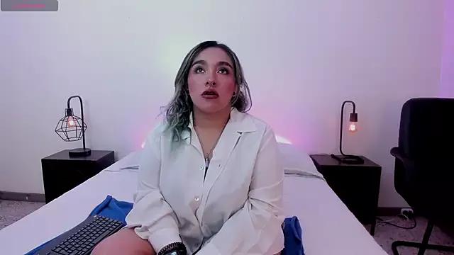 Discover our girls online shows and discover the company of countless livestreamers, with stunning shapes, sex toys and more.
