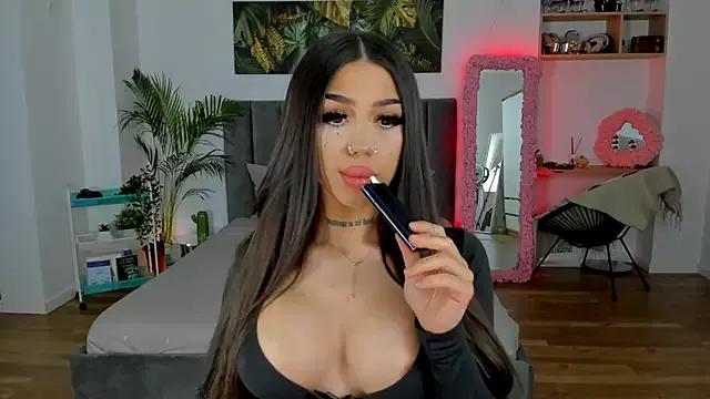 Discover our girls online shows and discover the company of countless livestreamers, with stunning shapes, sex toys and more.