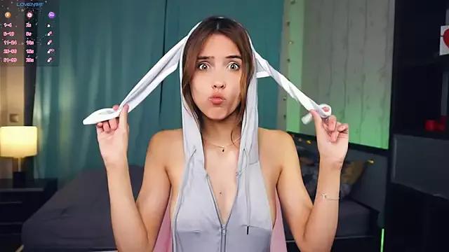 FannyHewson from StripChat