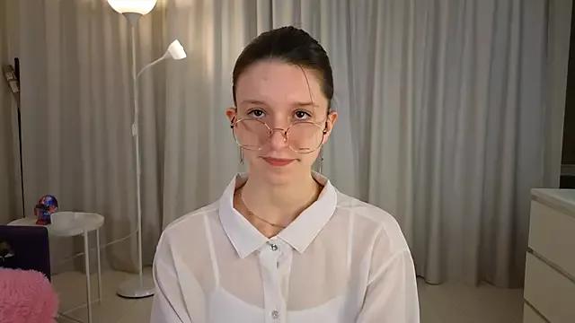 Discover our girls online shows and discover the company of countless livestreamers, with stunning shapes, sex toys and more.