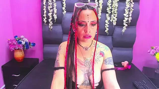 Discover our girls online shows and discover the company of countless livestreamers, with stunning shapes, sex toys and more.