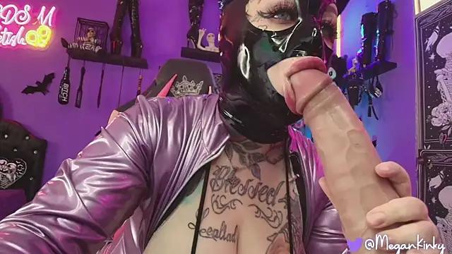 Discover our girls online shows and discover the company of countless livestreamers, with stunning shapes, sex toys and more.