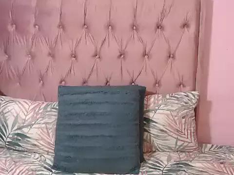 Discover our girls online shows and discover the company of countless livestreamers, with stunning shapes, sex toys and more.