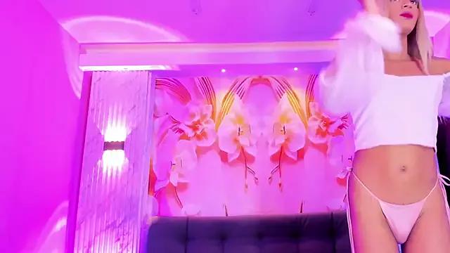 Discover our girls online shows and discover the company of countless livestreamers, with stunning shapes, sex toys and more.