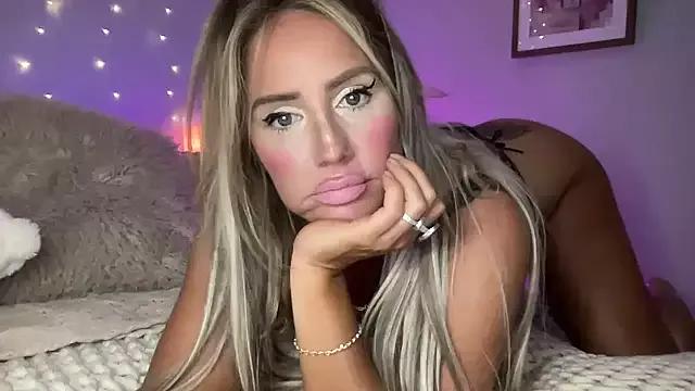 Discover our girls online shows and discover the company of countless livestreamers, with stunning shapes, sex toys and more.