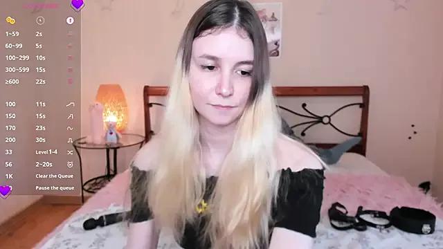 Discover our girls online shows and discover the company of countless livestreamers, with stunning shapes, sex toys and more.