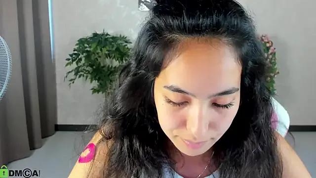 Discover our girls online shows and discover the company of countless livestreamers, with stunning shapes, sex toys and more.