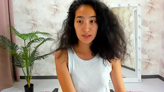 Discover our girls online shows and discover the company of countless livestreamers, with stunning shapes, sex toys and more.
