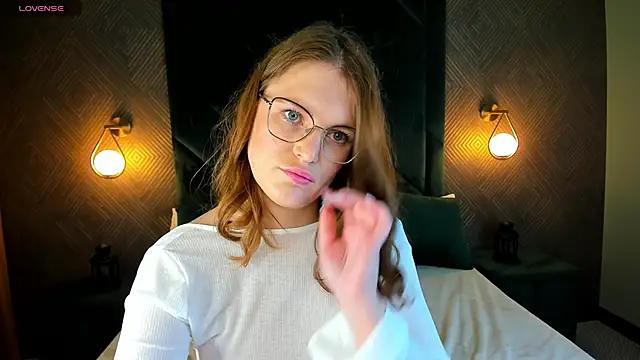 Discover our girls online shows and discover the company of countless livestreamers, with stunning shapes, sex toys and more.
