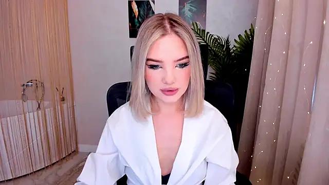 Discover our girls online shows and discover the company of countless livestreamers, with stunning shapes, sex toys and more.