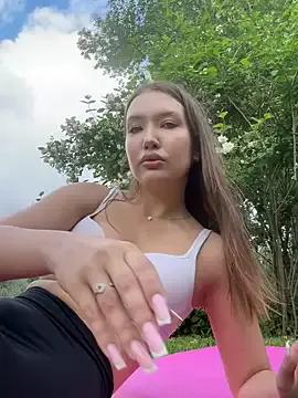 Discover our girls online shows and discover the company of countless livestreamers, with stunning shapes, sex toys and more.