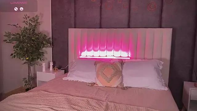 Discover our girls online shows and discover the company of countless livestreamers, with stunning shapes, sex toys and more.