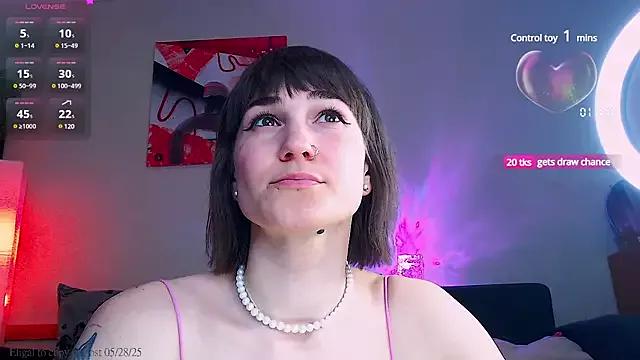 Discover our girls online shows and discover the company of countless livestreamers, with stunning shapes, sex toys and more.