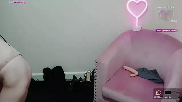 Discover our girls online shows and discover the company of countless livestreamers, with stunning shapes, sex toys and more.