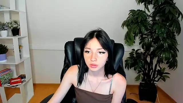 Discover our girls online shows and discover the company of countless livestreamers, with stunning shapes, sex toys and more.