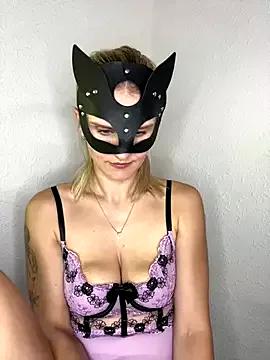 Discover our girls online shows and discover the company of countless livestreamers, with stunning shapes, sex toys and more.