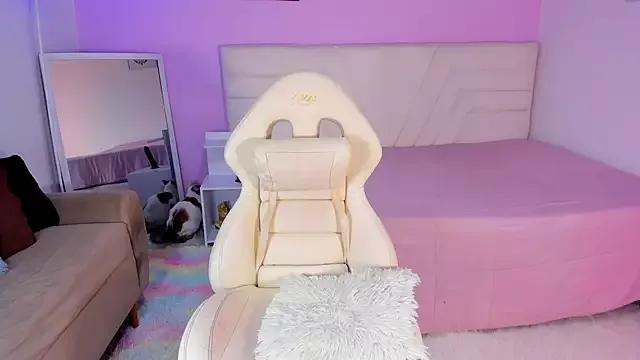 Discover our girls online shows and discover the company of countless livestreamers, with stunning shapes, sex toys and more.