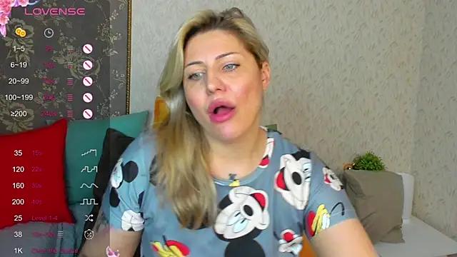 Discover our girls online shows and discover the company of countless livestreamers, with stunning shapes, sex toys and more.