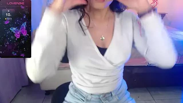 Discover our girls online shows and discover the company of countless livestreamers, with stunning shapes, sex toys and more.