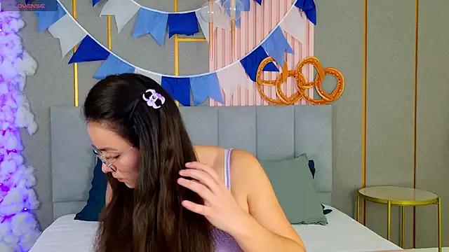 Discover our girls online shows and discover the company of countless livestreamers, with stunning shapes, sex toys and more.