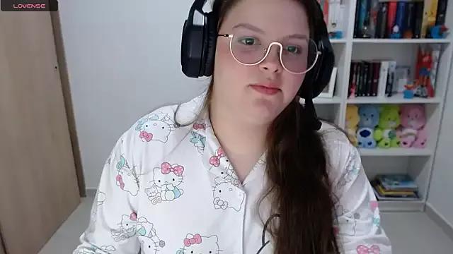 Discover our girls online shows and discover the company of countless livestreamers, with stunning shapes, sex toys and more.