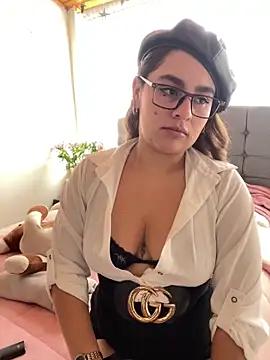 Discover our girls online shows and discover the company of countless livestreamers, with stunning shapes, sex toys and more.