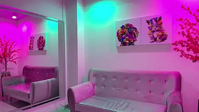 Discover our girls online shows and discover the company of countless livestreamers, with stunning shapes, sex toys and more.
