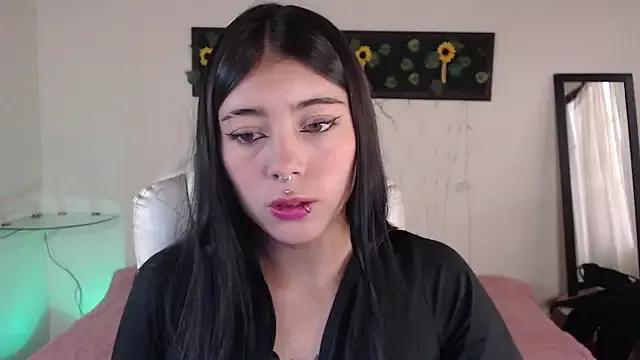 Discover our girls online shows and discover the company of countless livestreamers, with stunning shapes, sex toys and more.