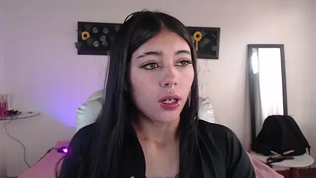 Discover our girls online shows and discover the company of countless livestreamers, with stunning shapes, sex toys and more.