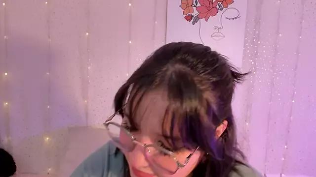 Discover our girls online shows and discover the company of countless livestreamers, with stunning shapes, sex toys and more.