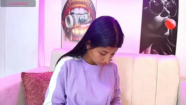 Discover our girls online shows and discover the company of countless livestreamers, with stunning shapes, sex toys and more.