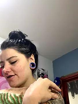 Discover our girls online shows and discover the company of countless livestreamers, with stunning shapes, sex toys and more.