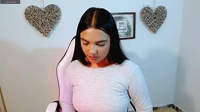 Discover our girls online shows and discover the company of countless livestreamers, with stunning shapes, sex toys and more.