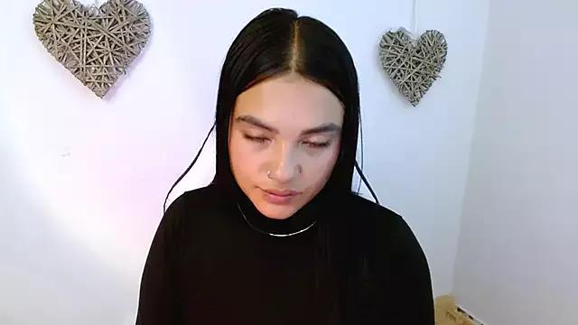 Discover our girls online shows and discover the company of countless livestreamers, with stunning shapes, sex toys and more.