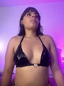 Discover our girls online shows and discover the company of countless livestreamers, with stunning shapes, sex toys and more.