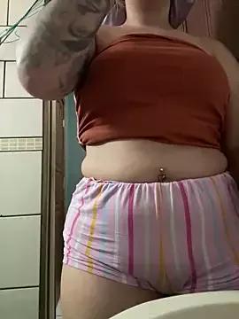Discover our girls online shows and discover the company of countless livestreamers, with stunning shapes, sex toys and more.