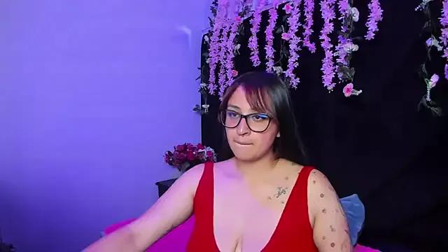 Discover our girls online shows and discover the company of countless livestreamers, with stunning shapes, sex toys and more.