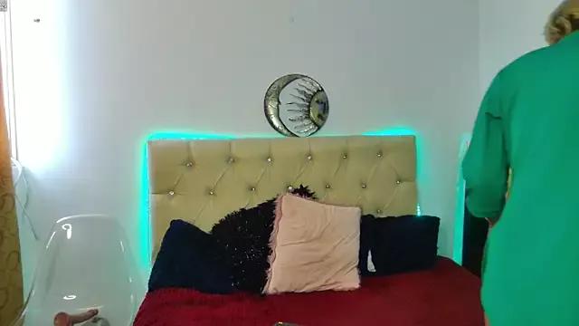 Discover our girls online shows and discover the company of countless livestreamers, with stunning shapes, sex toys and more.