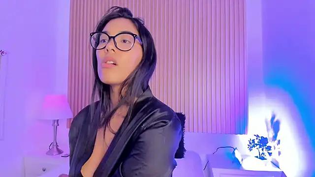 Discover our girls online shows and discover the company of countless livestreamers, with stunning shapes, sex toys and more.