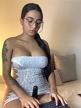Discover our girls online shows and discover the company of countless livestreamers, with stunning shapes, sex toys and more.