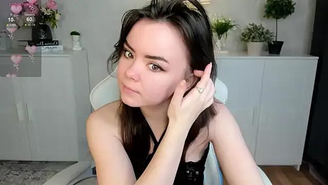 Discover our girls online shows and discover the company of countless livestreamers, with stunning shapes, sex toys and more.