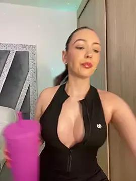Discover our girls online shows and discover the company of countless livestreamers, with stunning shapes, sex toys and more.
