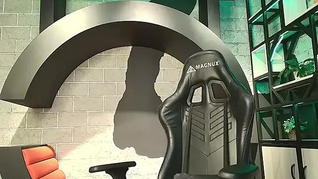 Discover our girls online shows and discover the company of countless livestreamers, with stunning shapes, sex toys and more.