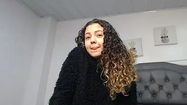 Discover our girls online shows and discover the company of countless livestreamers, with stunning shapes, sex toys and more.