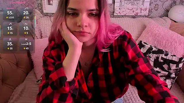 Discover our girls online shows and discover the company of countless livestreamers, with stunning shapes, sex toys and more.