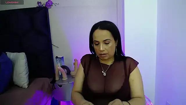 Discover our girls online shows and discover the company of countless livestreamers, with stunning shapes, sex toys and more.