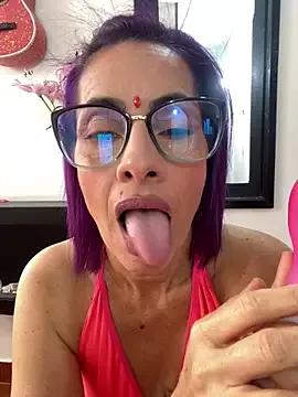 Discover our girls online shows and discover the company of countless livestreamers, with stunning shapes, sex toys and more.