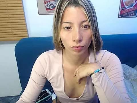 Discover our girls online shows and discover the company of countless livestreamers, with stunning shapes, sex toys and more.