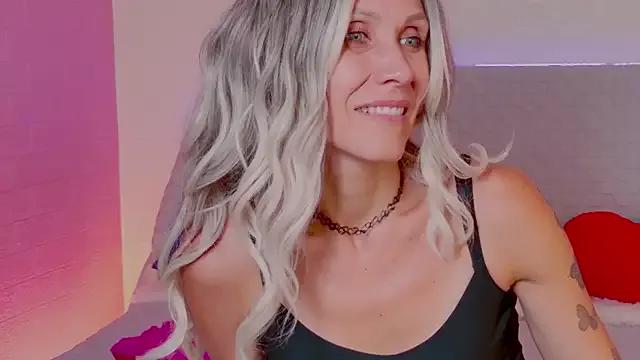 Discover our girls online shows and discover the company of countless livestreamers, with stunning shapes, sex toys and more.